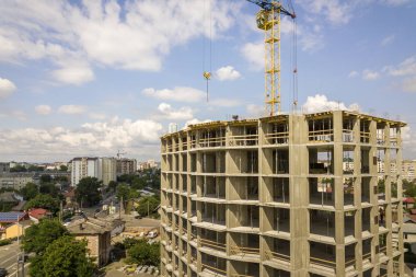 Apartman veya ofis yüksek beton bina yapım aşamasında.