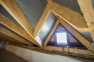 Bir çatı yapısı ahşap kirişler ile bir binanın tavan ve bir 