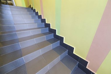 Geniş staicase bir ev inte kapalı seramik karoile kaplı