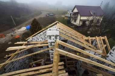 Çatı çerçeve ahşap kereste kirişler ve plakalar üstten görünüm wa üzerinde