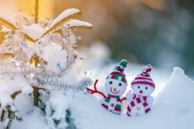 Örme şapka ve eşarp iki küçük komik oyuncaklar bebek kardan adam