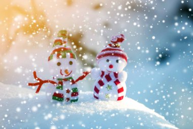 Örme şapka ve eşarp iki küçük komik oyuncaklar bebek kardan adam