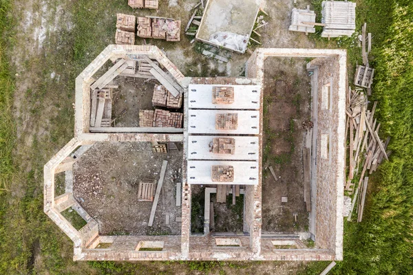 Letecký pohled na staveniště pro budoucí dům, cihlový suterén FL — Stock fotografie