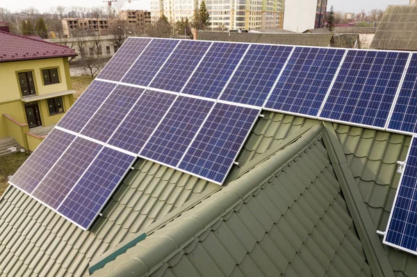 Superficie de primer plano del sistema de paneles fotovoltaicos solares brillantes azules —  Fotos de Stock