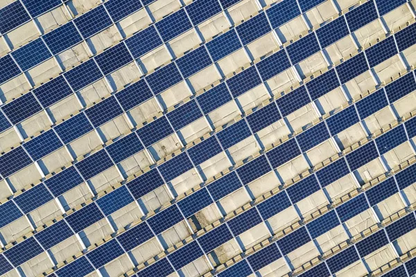 Vista superior del sistema de paneles solares fotovoltaicos brillantes azules produci — Foto de Stock