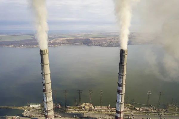 Високі труби електростанції, білий дим на сільському пейзажі, озеро — стокове фото