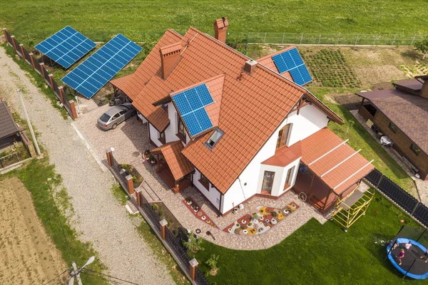 空中景观的新的现代住宅小屋与布鲁 — 图库照片