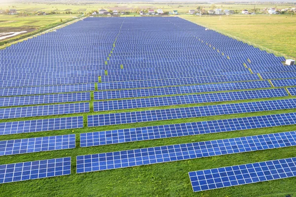 Stort område av sol fotovoltaic paneler system som producerar förnya — Stockfoto