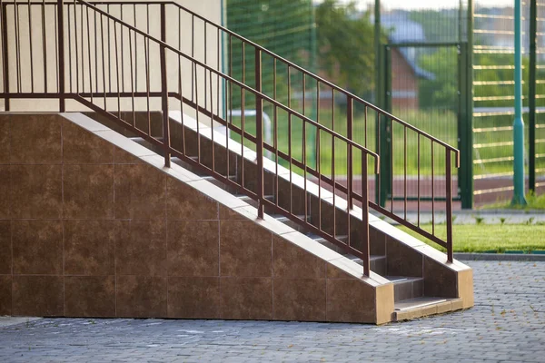 금속 난간 세라믹 타일로 덮여 콘크리트 계단 o — 스톡 사진