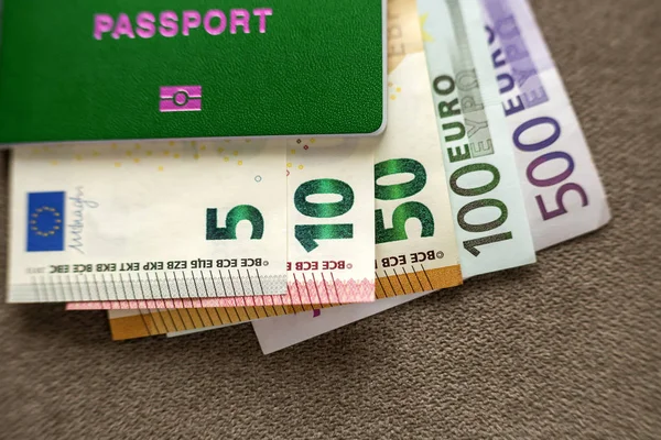 Podróży paszport i pieniądze, rachunki banknotów Euro na kopia miejsce ba — Zdjęcie stockowe