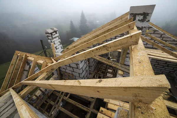 Vista superior del marco del techo de vigas de madera y tablones de madera en wa — Foto de Stock