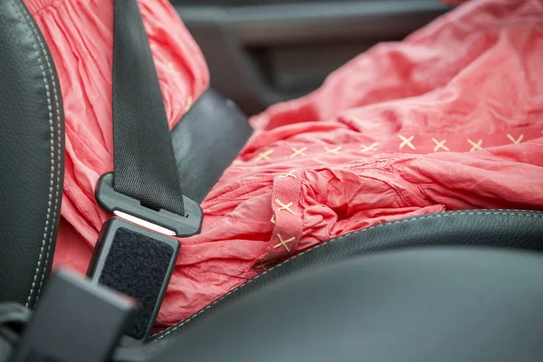 Mujer joven dentro del coche abrochado con cinturón de seguridad de protección. Concepto de seguridad y precaución . — Foto de Stock
