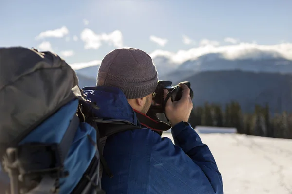 Hiker człowiek fotograf turystyczny w ciepłej odzieży z plecaka — Zdjęcie stockowe
