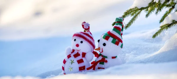 Two small funny toys baby snowman in knitted hats and scarves in — Stock Photo, Image