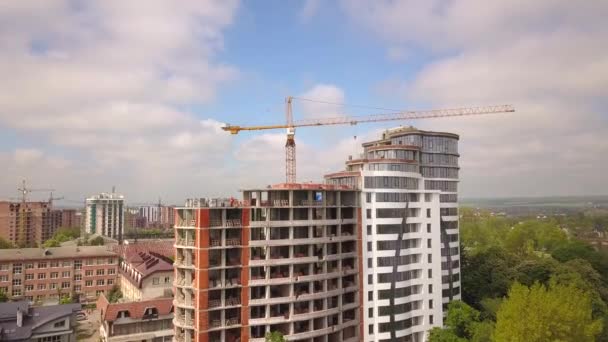 Высокий Промышленный Кран Строительной Площадке Нового Жилого Здания — стоковое видео