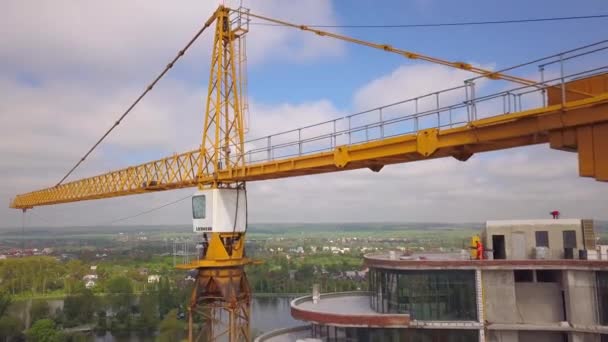 Hoher Industrie Turmdrehkran Auf Baustelle Für Neues Wohnhaus — Stockvideo