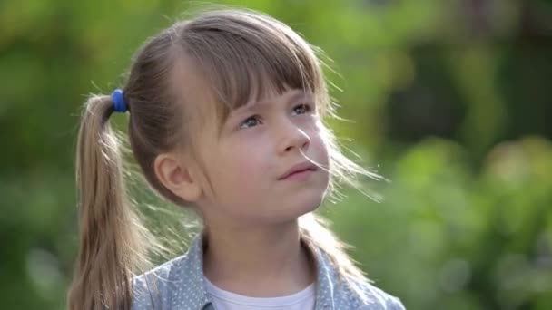 Gros plan portrait d'une jolie petite fille souriante.