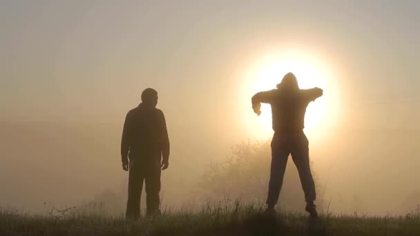 Silueta Oscura Dos Hombres Divirtiéndose Aire Libre Amanecer — Vídeos de Stock