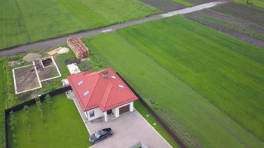 Etrafı çitlerle çevrili özel bir evin havadan görüntüsü..