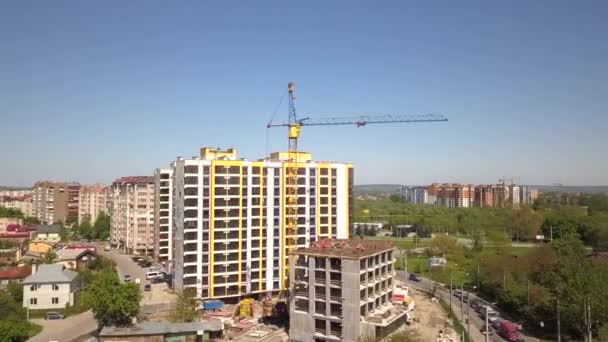 Hoher Industrie Turmdrehkran Auf Baustelle Für Neues Wohnhaus — Stockvideo