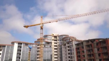 Yeni yerleşim yerinin şantiyesinde yüksek endüstri kulesi vinci.