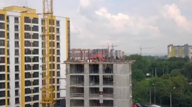 Yeni beton konut inşaatında çalışan inşaat işçileri.