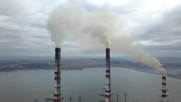 Luftaufnahme Von Hohen Schornsteinen Mit Grauem Rauch Aus Kohlekraftwerken Stromerzeugung — Stockvideo