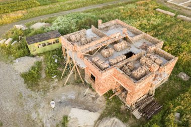 Gelecekteki ev için şantiye havadan görünümü, tuğla bodrum fl