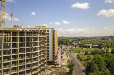 Apartman veya ofis yüksek beton bina yapım aşamasında.