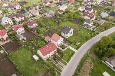Residenti sıraları ile küçük kasaba veya köyün hava manzara