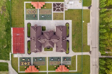 Yeni prescool bina ve alcoves ile avlunun üst havadan görünümü bir