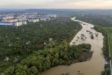 Yerleşim alanı ve su ile Ivano-Frankivsk şehir havadan görünümü