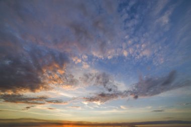 dramatik günbatımı gökyüzü turuncu bulutlar ile.