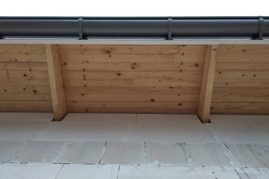 Bitmemiş duvar ve ahşap ile yapım aşamasında Bina fasade