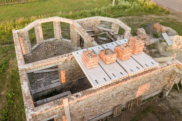 Letecký pohled na staveniště pro budoucí dům, cihlový suterén FL — Stock fotografie