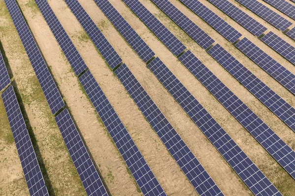 Widok z lotu ptaka elektrowni słonecznej. Panele elektryczne do produkcji — Zdjęcie stockowe