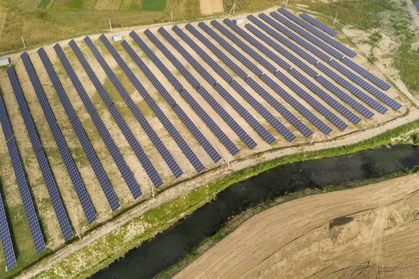 Vista aérea de la central solar. Paneles eléctricos para producir —  Fotos de Stock