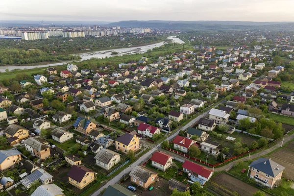 Luchtfoto van kleine stad of dorp met rijen van — Stockfoto