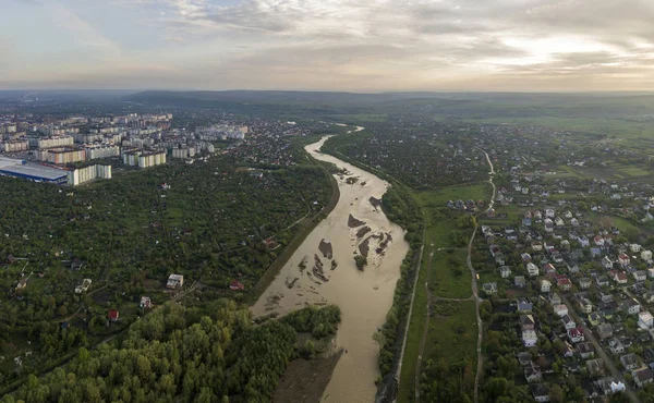 Вид с воздуха на город Ивано-Франковск с жилым районом и на — стоковое фото