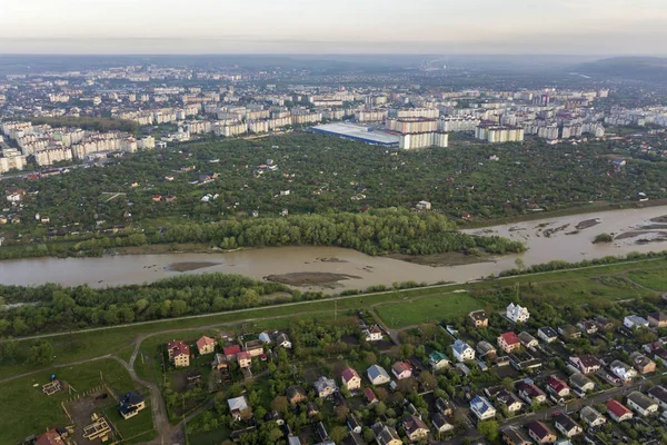 Yerleşim alanı ve su ile Ivano-Frankivsk şehir havadan görünümü