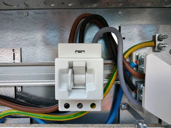 Fios e interruptores elétricos em uma caixa de fusíveis . — Fotografia de Stock