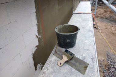 Koruyucu yapıştırıcı b ile duvarları kaplayan araçlar ve malzeme düşmanı