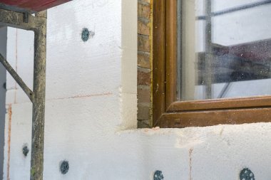 Strafor levhalı ev duvarlarının yalıtım işi.