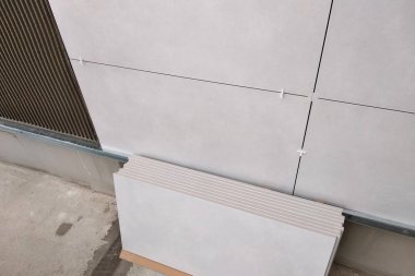 Harç tutkal üzerine duvar seramik karo montajı.