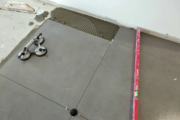 セラミック タイル、瓦職人のためのツール。床のタイルのインストール。ホンハム — ストック写真