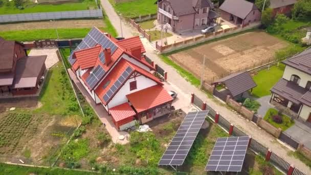 Luchtfoto Van Een Huis Woonwijk Met Zonnepanelen Het Dak — Stockvideo