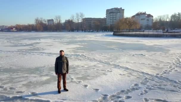 凍った湖の上に立つ男のドローン映像 — ストック動画