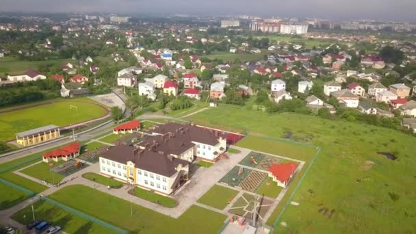 Vista Aérea Del Nuevo Edificio Preescolar Zona Residencial — Vídeos de Stock