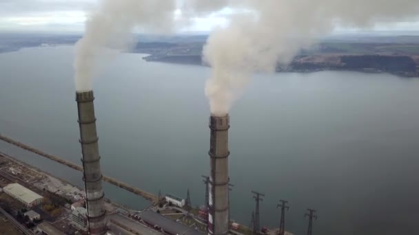 火力发电厂灰蒙蒙烟尘的高烟囱的空中景观 化石燃料发电 — 图库视频影像