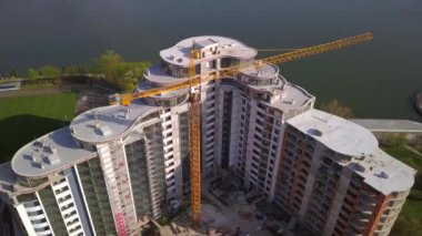 Yeni yerleşim yerinin şantiyesinde yüksek endüstri kulesi vinci.